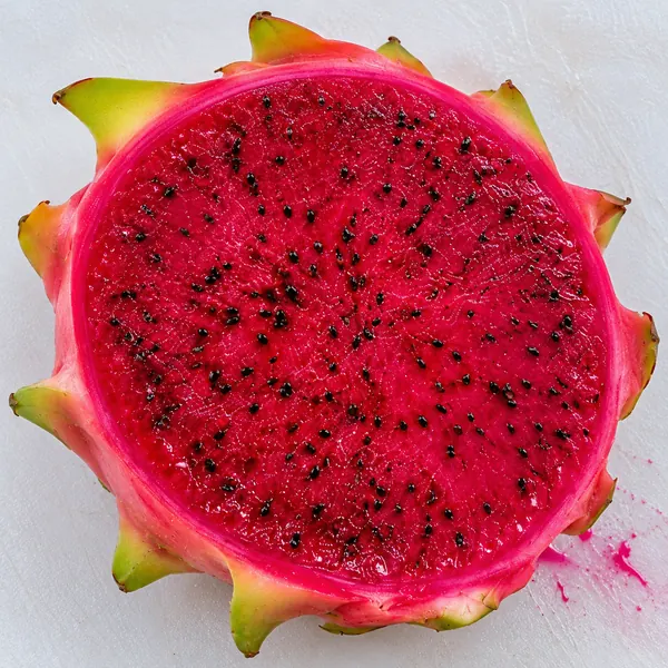 Penampang daging Buah Naga Super Merah yang merah pekat