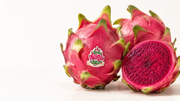 Dua buah naga merah utuh dan dibelah dengan latar putih