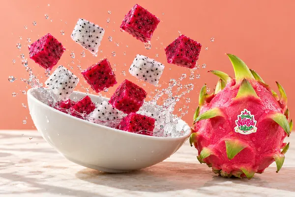 Dadu buah naga merah dan putih dalam mangkuk