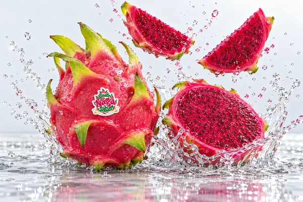 Buah naga merah dengan percikan air