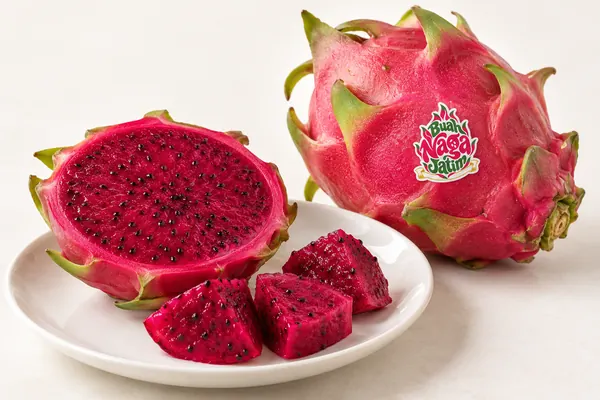 Dadu buah naga di piring