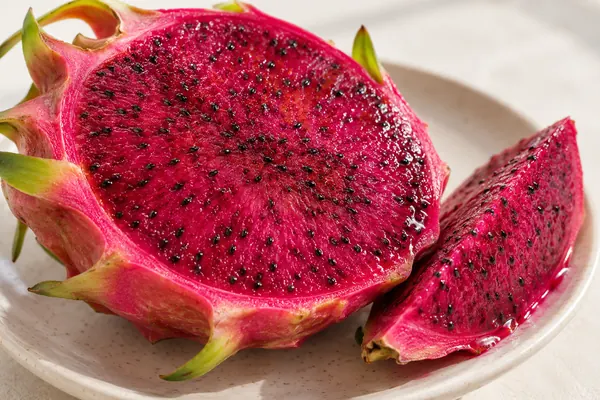 Daging buah naga merah yang sudah dipotong